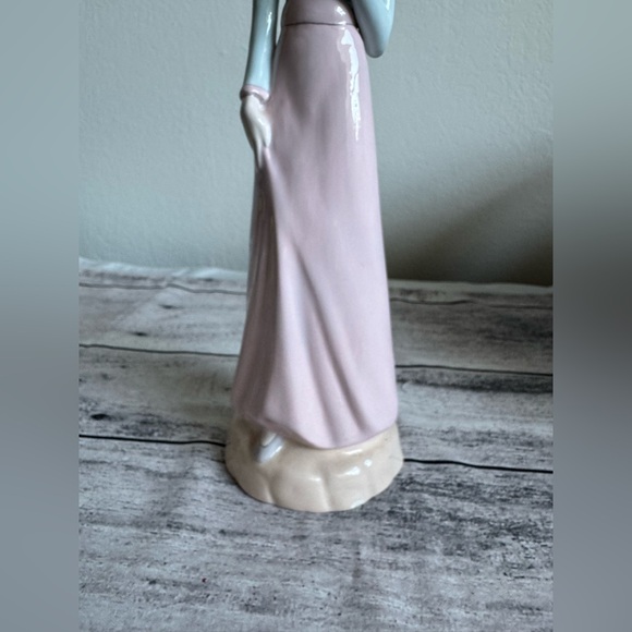 Ceramic girl young woman figurine 12 1/2" tall - Picture 4 of 12